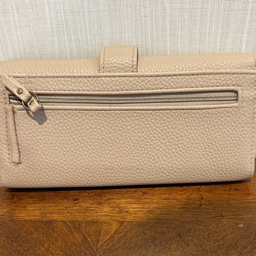 🚨🚨SOLD🚨🚨Chic Tan Leather Wallet - Picture 2 of 12